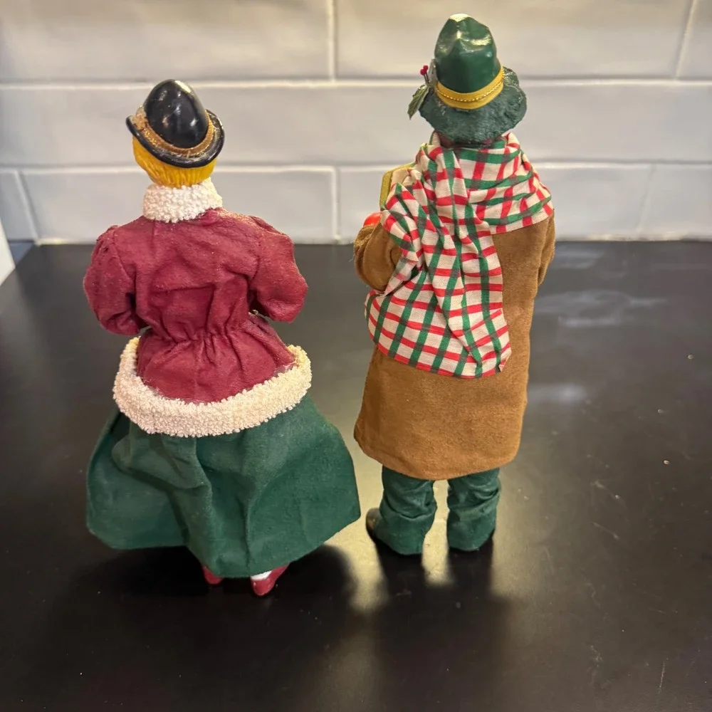 Christmas Caroler Figurines Set of 2 Red Green Victorian Holiday Decor A-9